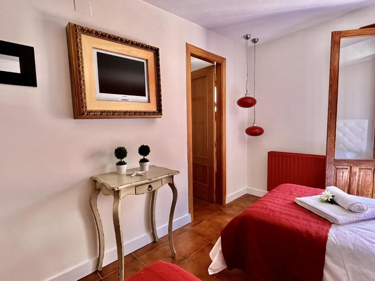 Hostal Nomadas By Gloove Villalba de la Sierra Exterior photo