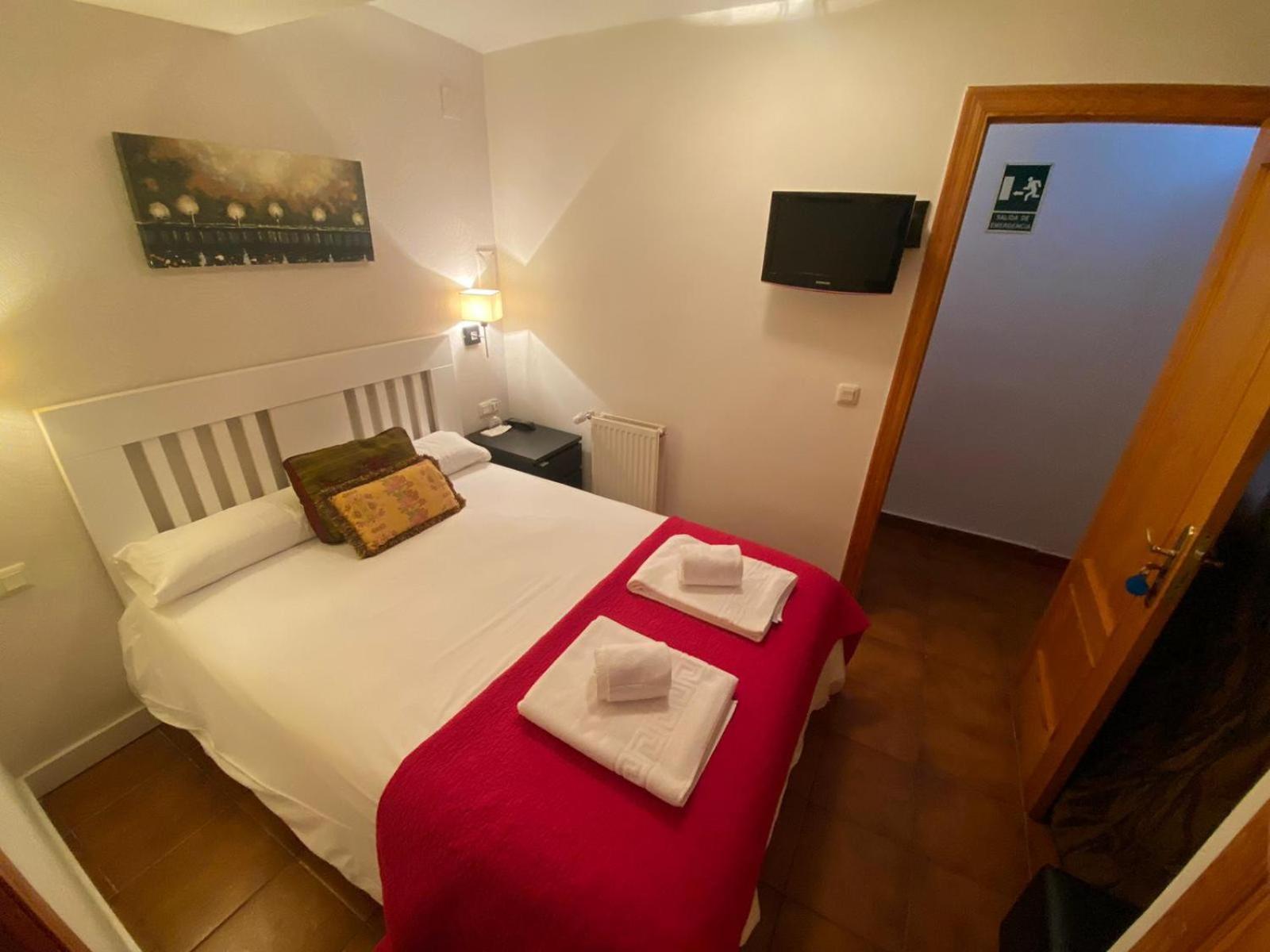 Hostal Nomadas By Gloove Villalba de la Sierra Exterior photo